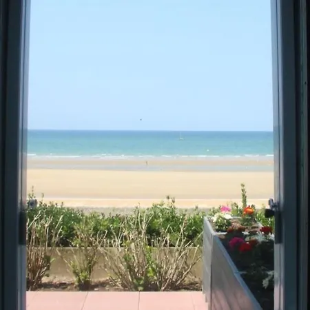 Waterfront Flat شقة